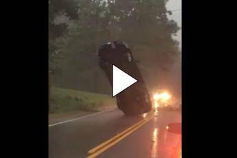 Tempesta in Connecticut, l'auto è sospesa in aria Tempesta in Connecticut, l'auto è sospesa in aria