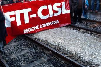 Mantova, picchiato a sangue mentre appende volantino per sciopero Fit Cisl Mantova, picchiato a sangue mentre appende volantino per sciopero Fit Cisl