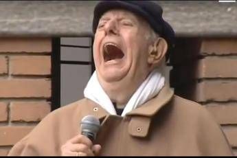 Ciaaaoooo!, l'urlo struggente di Dario Fo ai funerali della sua Franca /Video Ciaaaoooo!, l'urlo struggente di Dario Fo ai funerali della sua Franca /Video