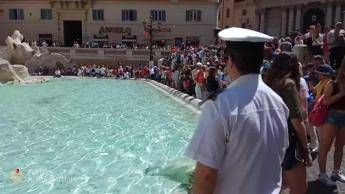 Tenta di scalare Fontana di Trevi: 500 euro di multa Tenta di scalare Fontana di Trevi: 500 euro di multa