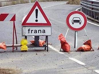 Maltempo, frana su strada provinciale 35 a Isola del Cantone Maltempo, frana su strada provinciale 35 a Isola del Cantone