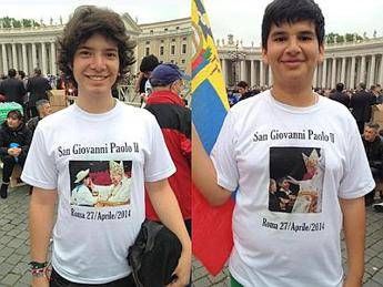 Dall'Ecuador i fratelli con la maglietta dell'incontro con Wojtyla Dall'Ecuador i fratelli con la maglietta dell'incontro con Wojtyla