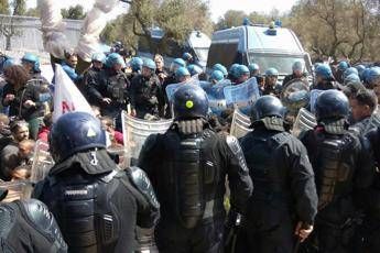 Tap, sassaiola e carica polizia Tap, sassaiola e carica polizia