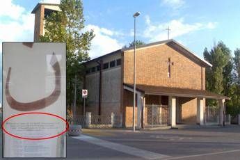 Gorino e i migranti, cartello choc in chiesa: 'Tornatevene nel vostro califfato' Gorino e i migranti, cartello choc in chiesa: 'Tornatevene nel vostro califfato'