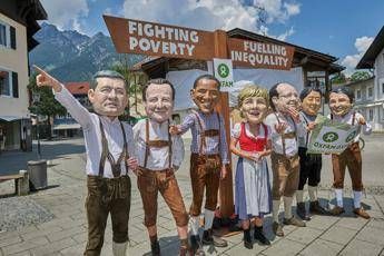 G7, flash mob di Oxfam: stop a disuguaglianza economica globale G7, flash mob di Oxfam: stop a disuguaglianza economica globale