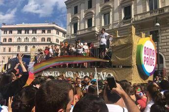 'Resistiamo', sfila il Roma Pride 'Resistiamo', sfila il Roma Pride