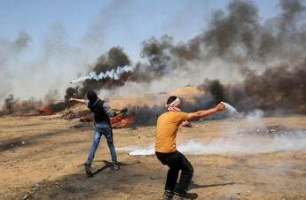 Gaza, ultimo venerdì di proteste: ucciso un palestinese Gaza, ultimo venerdì di proteste: ucciso un palestinese