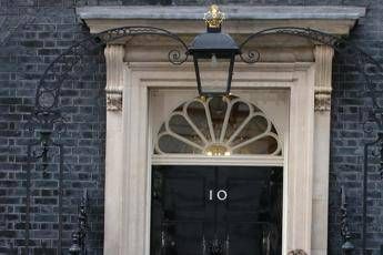 Gb, nuova denuncia di molestie: Palpeggiata a Downing Street Gb, nuova denuncia di molestie: Palpeggiata a Downing Street