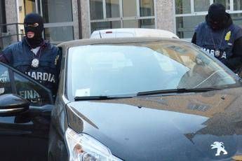 Spararono contro auto Andrea Bacci, imprenditore amico di Renzi: due arresti Spararono contro auto Andrea Bacci, imprenditore amico di Renzi: due arresti