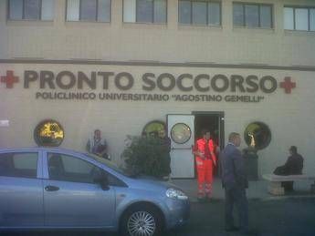 Roma, lite davanti a una discoteca: accoltellati due ventenni. Uno è in prognosi riservata Roma, lite davanti a una discoteca: accoltellati due ventenni. Uno è in prognosi riservata