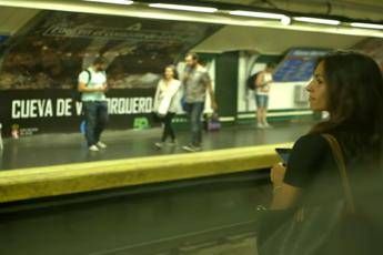 A Madrid arriva il treno ma... nessuno lo vede /Video A Madrid arriva il treno ma... nessuno lo vede /Video