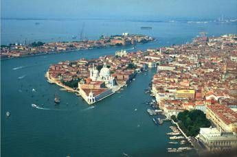 Giallo a Venezia cadavere affiora dalle acque della laguna