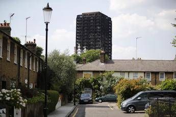 Rogo Londra, alla Grenfell Tower usato materiale proibito Rogo Londra, alla Grenfell Tower usato materiale proibito