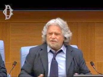 Grillo: ''Nessuna ironia sulla Shoah, non devo chiedere scusa'' Grillo: ''Nessuna ironia sulla Shoah, non devo chiedere scusa''