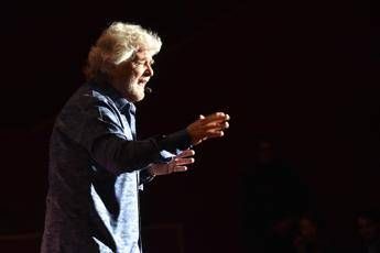 Grillo all'attacco: Partiti parassiti Grillo all'attacco: Partiti parassiti