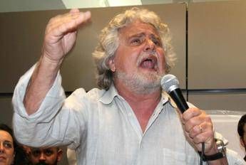 Grillo: Tassa dopo tassa Renzi affonda l'Italia. Poi sui migranti: Ci riportano la Tbc Grillo: Tassa dopo tassa Renzi affonda l'Italia. Poi sui migranti: Ci riportano la Tbc