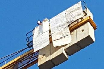 Torino, uomo sale su una gru: sul posto i carabinieri Torino, uomo sale su una gru: sul posto i carabinieri