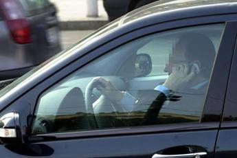 Smartphone alla guida: multa raddoppia Smartphone alla guida: multa raddoppia