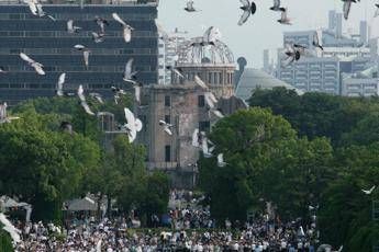 Hiroshima ricorda i 71 anni dalla bomba atomica. In 50mila alla cerimonia Hiroshima ricorda i 71 anni dalla bomba atomica. In 50mila alla cerimonia