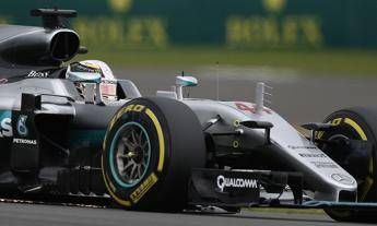 Pole di Hamilton a Silverstone e prima fila Mercedes, le Ferrari indietro Pole di Hamilton a Silverstone e prima fila Mercedes, le Ferrari indietro