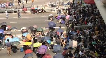 Hong Kong, spray al pepe verde per sgomberare i presidi. Arrestati 45 manifestanti Hong Kong, spray al pepe verde per sgomberare i presidi. Arrestati 45 manifestanti