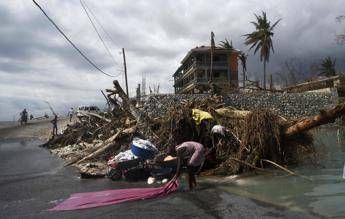 Uragano ad Haiti, ora è allarme colera. Papa Francesco dona 100mila dollari Uragano ad Haiti, ora è allarme colera. Papa Francesco dona 100mila dollari