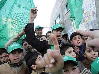 Mo: giovani a scuola di guerra, così Hamas prepara i miliziani di domani Mo: giovani a scuola di guerra, così Hamas prepara i miliziani di domani