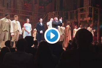 Il cast di 'Hamilton' lo ha assalito, Trump chiede le scuse per Pence /Video Il cast di 'Hamilton' lo ha assalito, Trump chiede le scuse per Pence /Video
