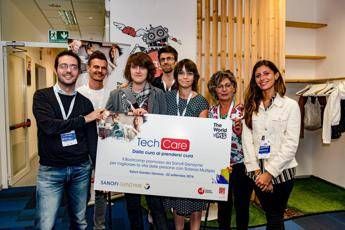 Medicina, bastone hi-tech vince gara idee 'amiche' persone con sclerosi multipla /Video Medicina, bastone hi-tech vince gara idee 'amiche' persone con sclerosi multipla /Video