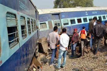 India, treno travolge folla: oltre 50 morti India, treno travolge folla: oltre 50 morti