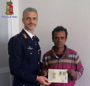 Roma, salva una donna nel Tevere e la Polizia lo 'premia' con il permesso di soggiorno Roma, salva una donna nel Tevere e la Polizia lo 'premia' con il permesso di soggiorno