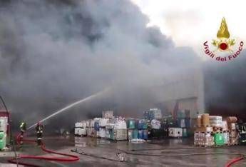 Maxi incendio in azienda Maxi incendio in azienda