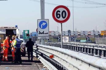 Tragedia sull'A1, travolto e ucciso da tir Tragedia sull'A1, travolto e ucciso da tir