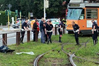 Travolto e ucciso da un tram a Milano Travolto e ucciso da un tram a Milano
