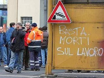 Reggio Calabria, operaio si incatena a cancello termovalorizzatore Reggio Calabria, operaio si incatena a cancello termovalorizzatore