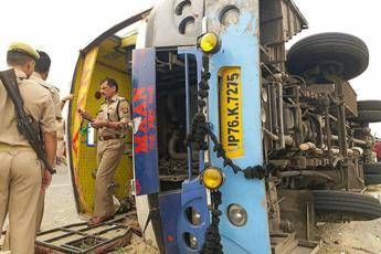 India, autobus si ribalta: 17 morti India, autobus si ribalta: 17 morti
