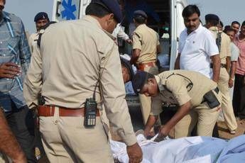 Ressa e panico a Mumbai: almeno 22 morti Ressa e panico a Mumbai: almeno 22 morti