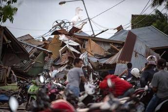 Indonesia devastata dallo tsunami: oltre 400 morti Indonesia devastata dallo tsunami: oltre 400 morti