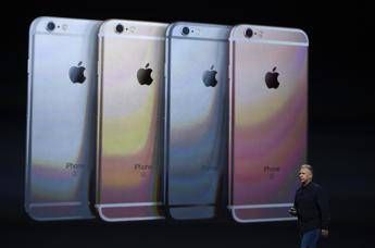 Apple sostituirà le batterie degli iPhone 6s che si spengono all'improvviso Apple sostituirà le batterie degli iPhone 6s che si spengono all'improvviso