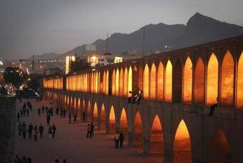 Religioso iraniano contro le donne vestite all'europea: Colpa loro se il fiume è in secca Religioso iraniano contro le donne vestite all'europea: Colpa loro se il fiume è in secca