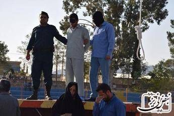 Iran, uomo impiccato allo stadio: tra gli 'spettatori' anche bambini Iran, uomo impiccato allo stadio: tra gli 'spettatori' anche bambini