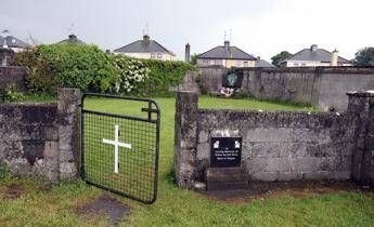 Orrore in Irlanda, ritrovati i resti di centinaia di bambini Orrore in Irlanda, ritrovati i resti di centinaia di bambini