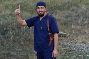 Is recluta giovane medico in Gran Bretagna, su Facebook foto con camice e pistola Is recluta giovane medico in Gran Bretagna, su Facebook foto con camice e pistola