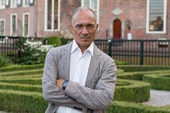 I fotoni: nuovi chirurghi degli occhi. Roberto Pinelli spiega nel suo libro come curare gli occhi con la luce I fotoni: nuovi chirurghi degli occhi. Roberto Pinelli spiega nel suo libro come curare gli occhi con la luce