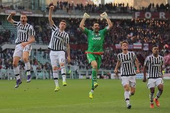Juve tris a Bologna, crolla il Milan Juve tris a Bologna, crolla il Milan
