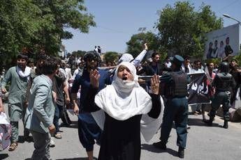 Kabul, tre kamikaze fanno strage a un funerale: oltre 20 morti Kabul, tre kamikaze fanno strage a un funerale: oltre 20 morti