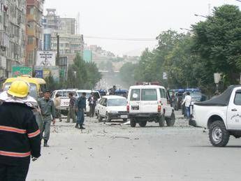 Afghanistan, kamikaze Is si fa esplodere a Kabul: almeno 4 morti Afghanistan, kamikaze Is si fa esplodere a Kabul: almeno 4 morti