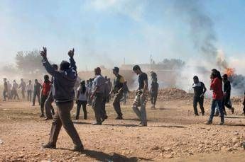 Siria, dagli Usa armi e aiuti ai curdi di Kobane. Turchia concede passaggio ai peshmerga Siria, dagli Usa armi e aiuti ai curdi di Kobane. Turchia concede passaggio ai peshmerga