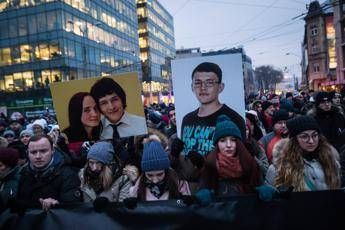 Reporter ucciso, rilasciati i 7 italiani Reporter ucciso, rilasciati i 7 italiani