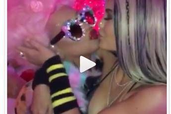 Al compleanno di Christina Aguilera vestita da Christina Aguilera? Ecco cosa accade... /Video Al compleanno di Christina Aguilera vestita da Christina Aguilera? Ecco cosa accade... /Video
